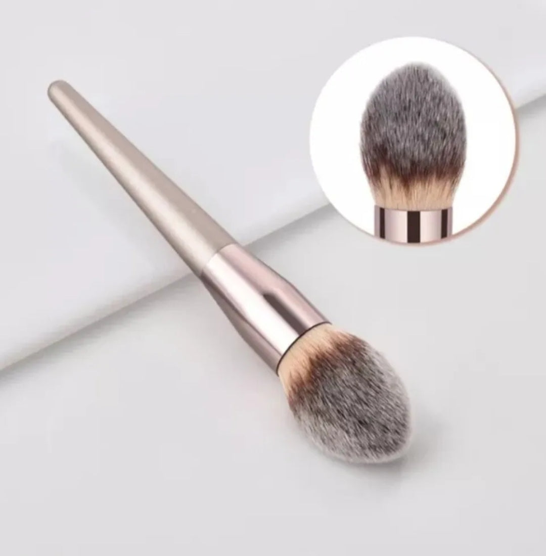 1pc Champagne color Highlighter/Blush Makeup Brush for Women~Pennello trucco per illuminante/blush - SANDY'S MAKEUP AND ARTISTRY 